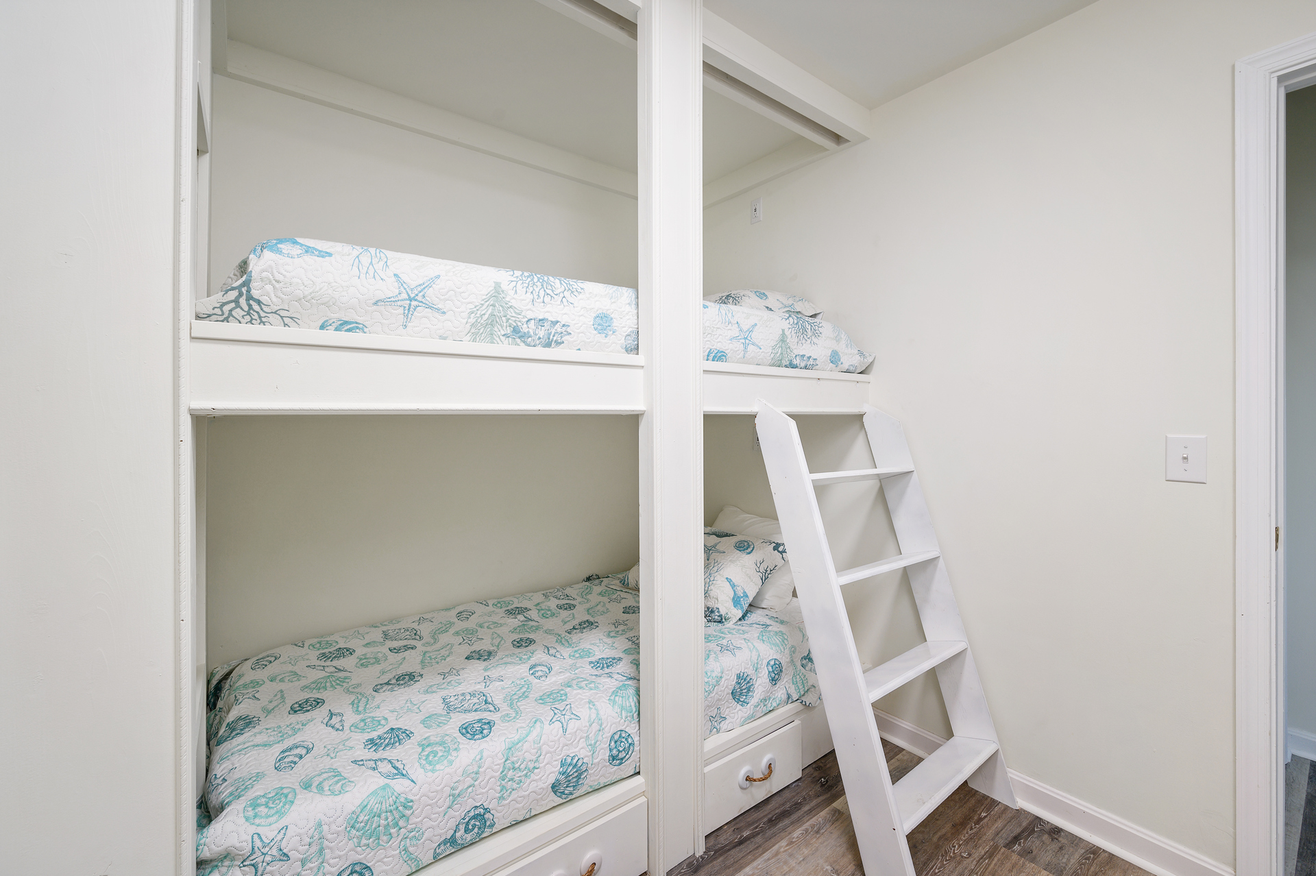 Bedroom 3 sleeps 2 in Twin Bunkbed.