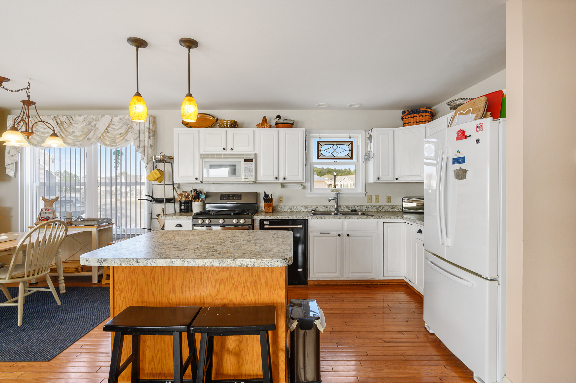 Well-stocked Kitchen with all you need!