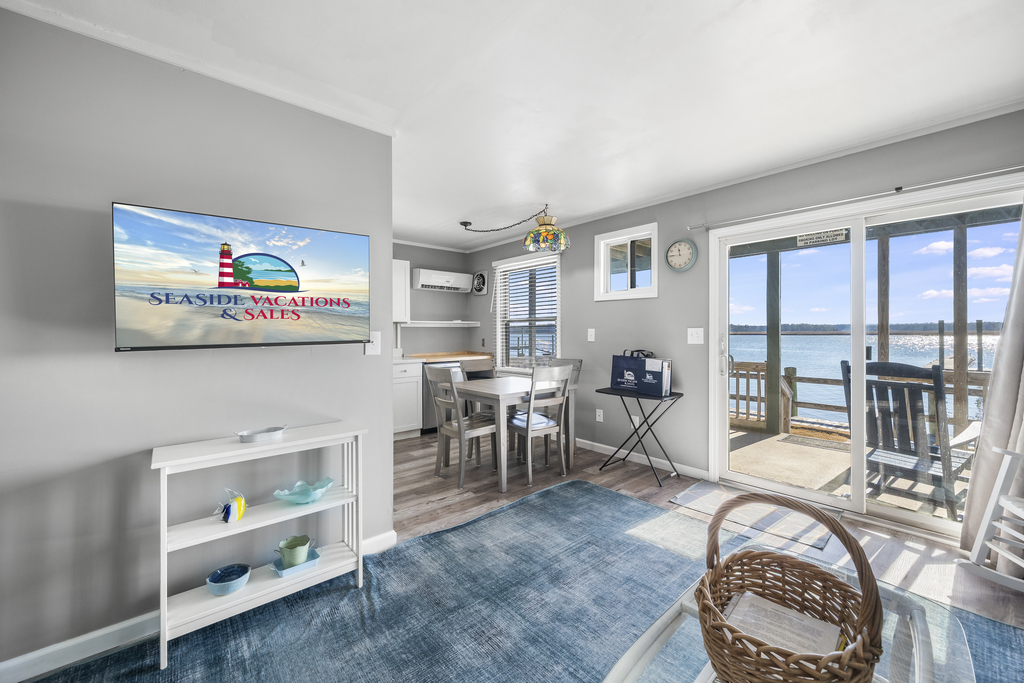 This adorable Waterfront Condo sleeps 4 and has unbeatable Views.