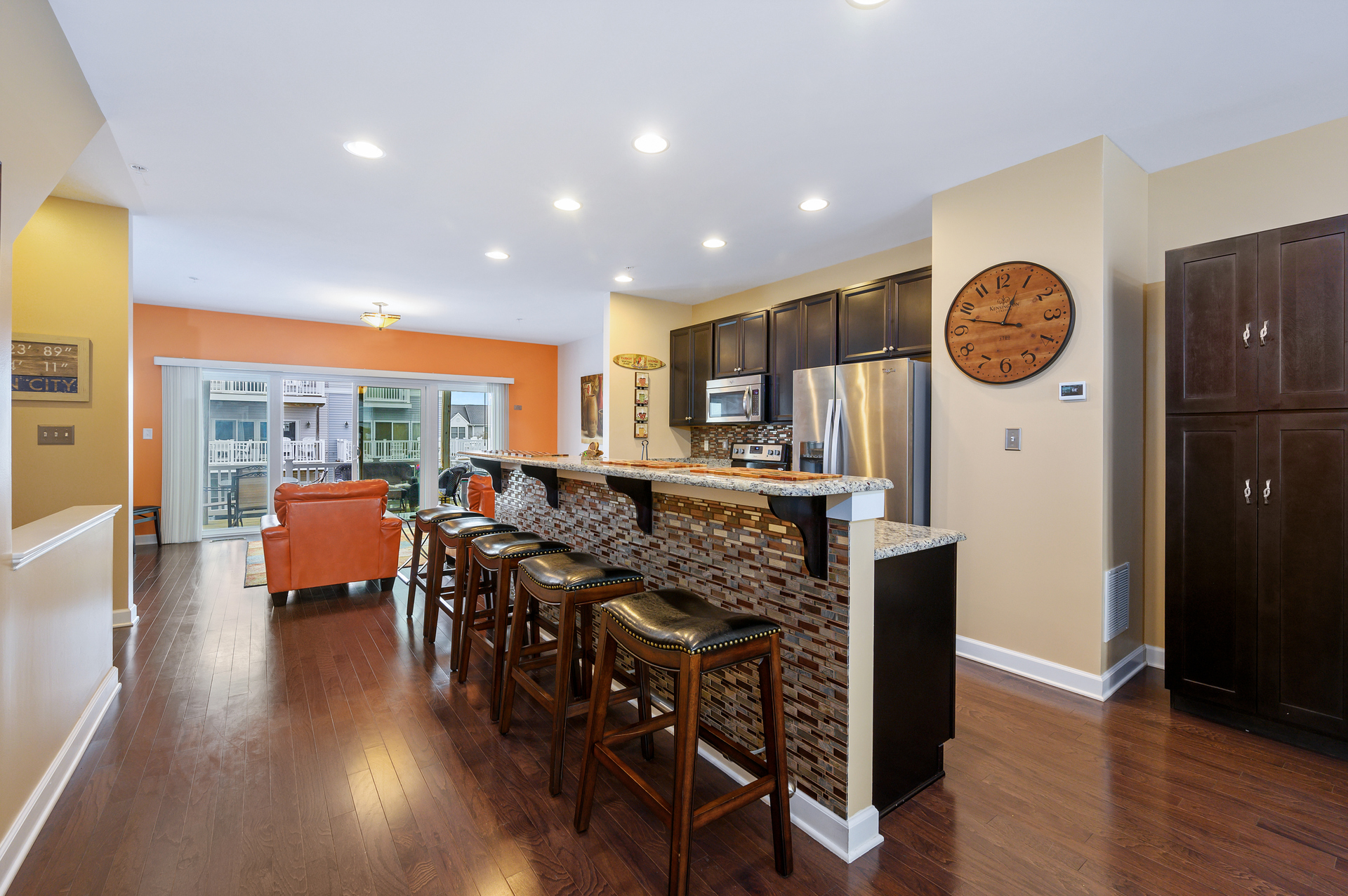 Bring the family together at the breakfast bar for a quick bite before hitting the beach!