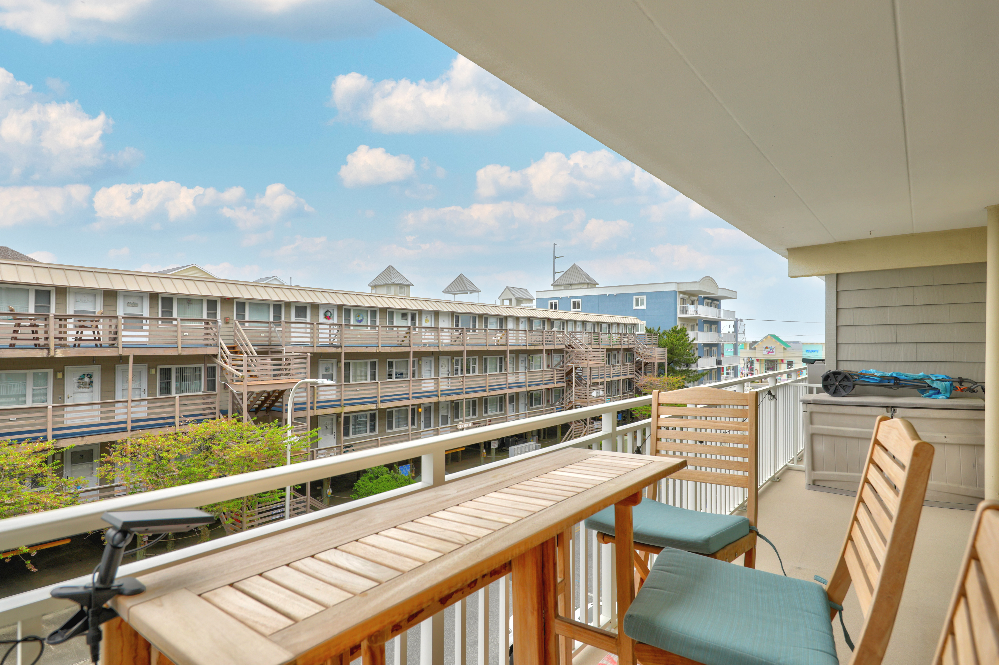 Have your meal while enjoying the fresh salty air