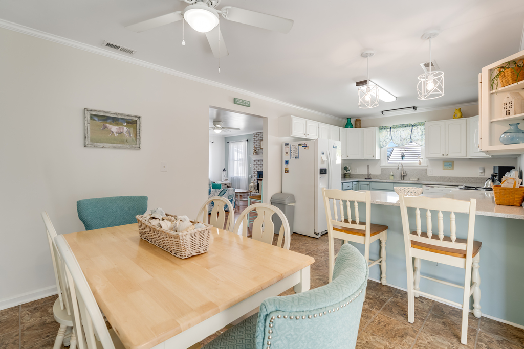 Dine in the comfort of Central AC or grab a bite at the Breakfast Bar before hitting the Beach.