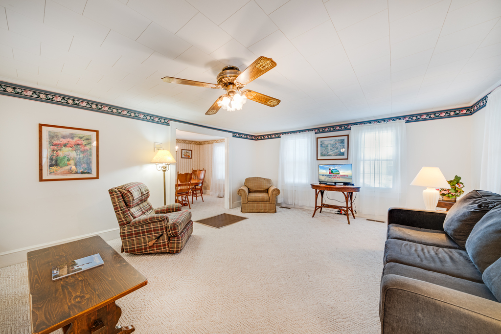 Huge Living Area with lots of comfy furnishings!