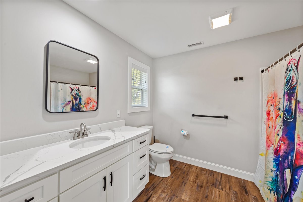 A 2nd Full Bath with Tub/Shower Combo is in the Hall.