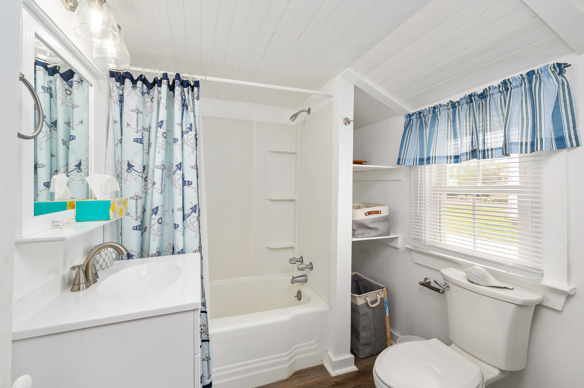 A Full Bath with Tub/Shower is just off Living Area.