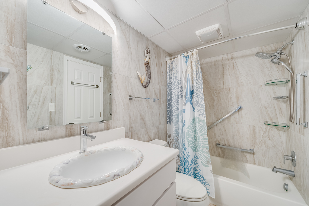 The Full bath features a Shower/Tub Combo.