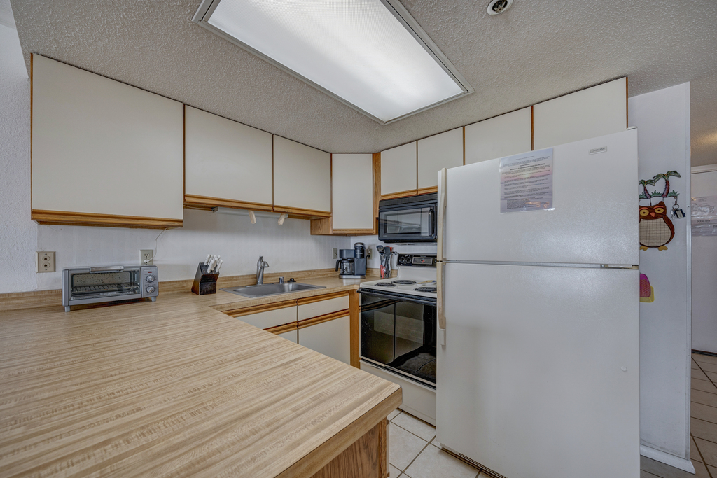 Whether you’re packing lunches and coolers for the beach or planning on preparing family meals, this well-equipped kitchen has all the luxuries of home.