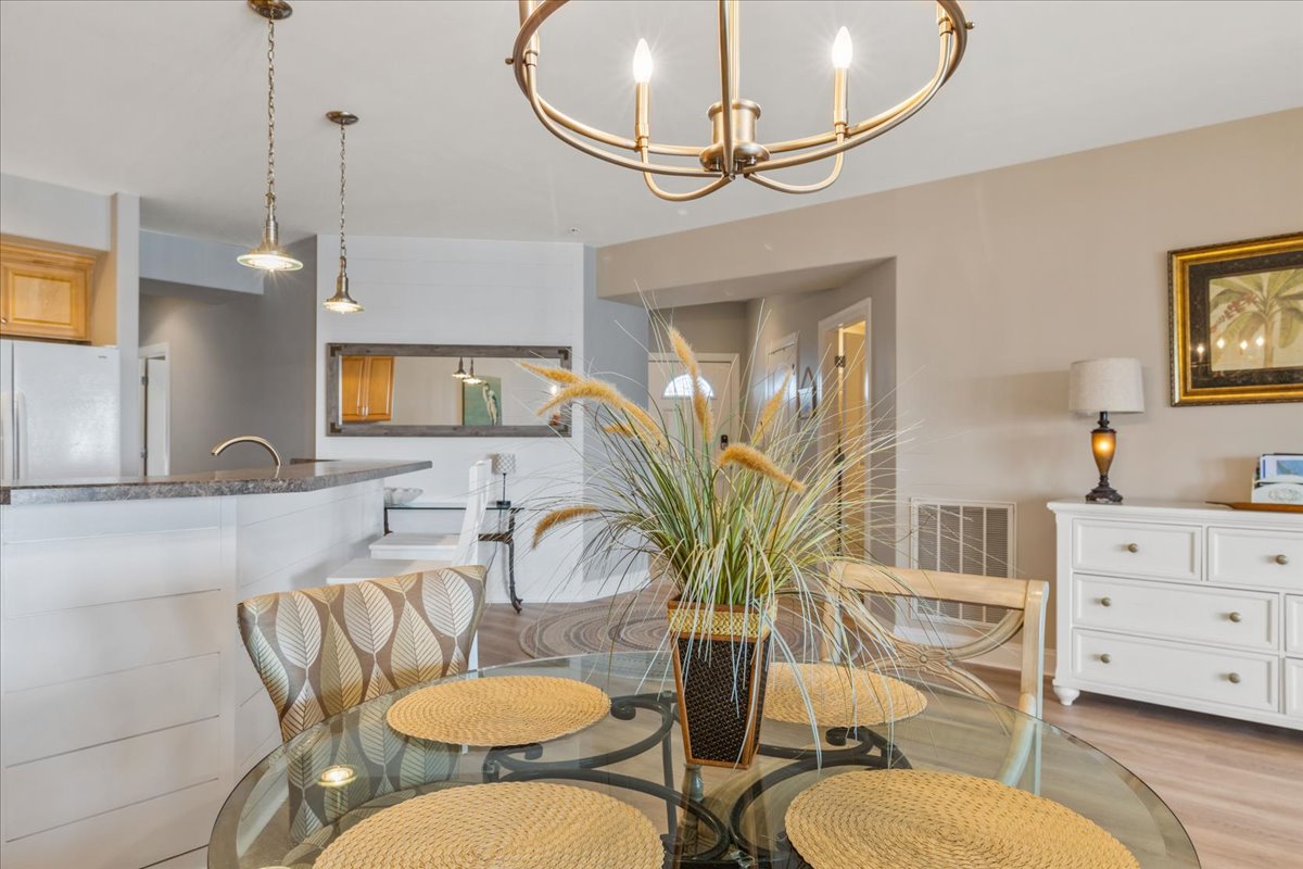 Plenty of room for all between the Dining Area and Breakfast Bar.