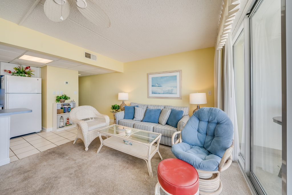 Sea Gate 606 has an open layout, with lots of natural light, and comfy furnishings to sink into!
