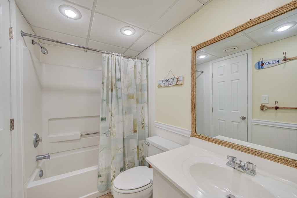 Freshen up after a day at the beach in the Full Bath with Shower/Tub Combo!