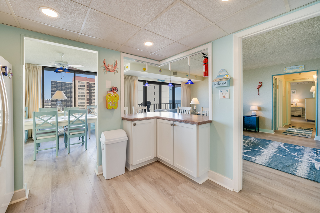 The Family will love this Little Breakfast Bar off the Kitchen that provides extra Seating and a place to hang at!