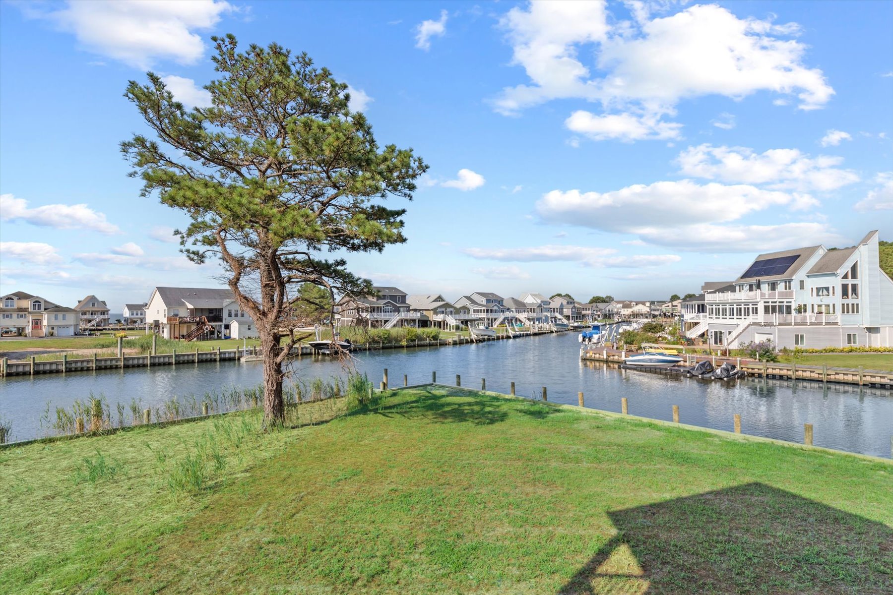 Stacked Deck sits on a wide Canal with bulkhead on both sides.