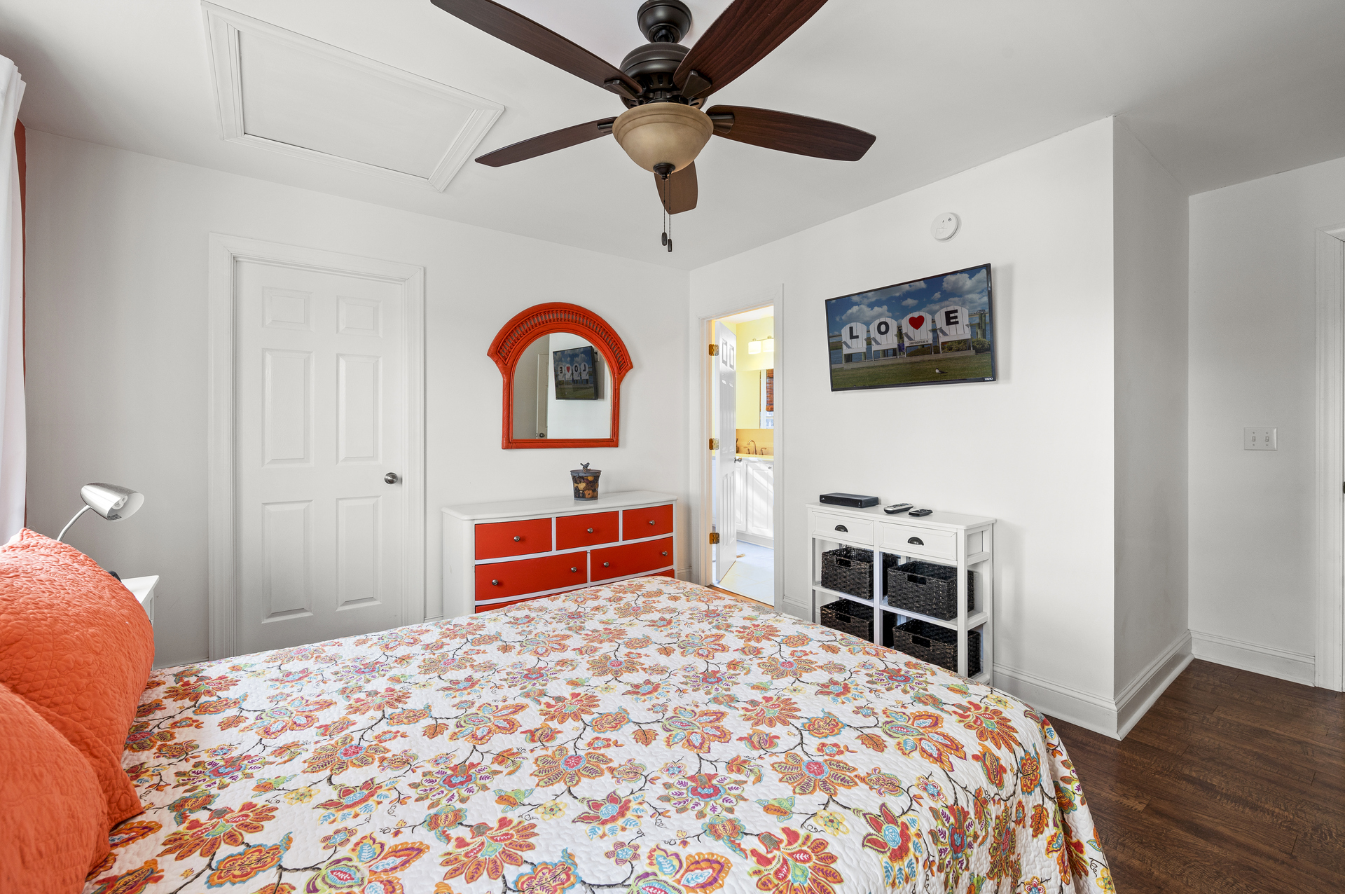 Master Bedroom 2 has Flat Screen TV.