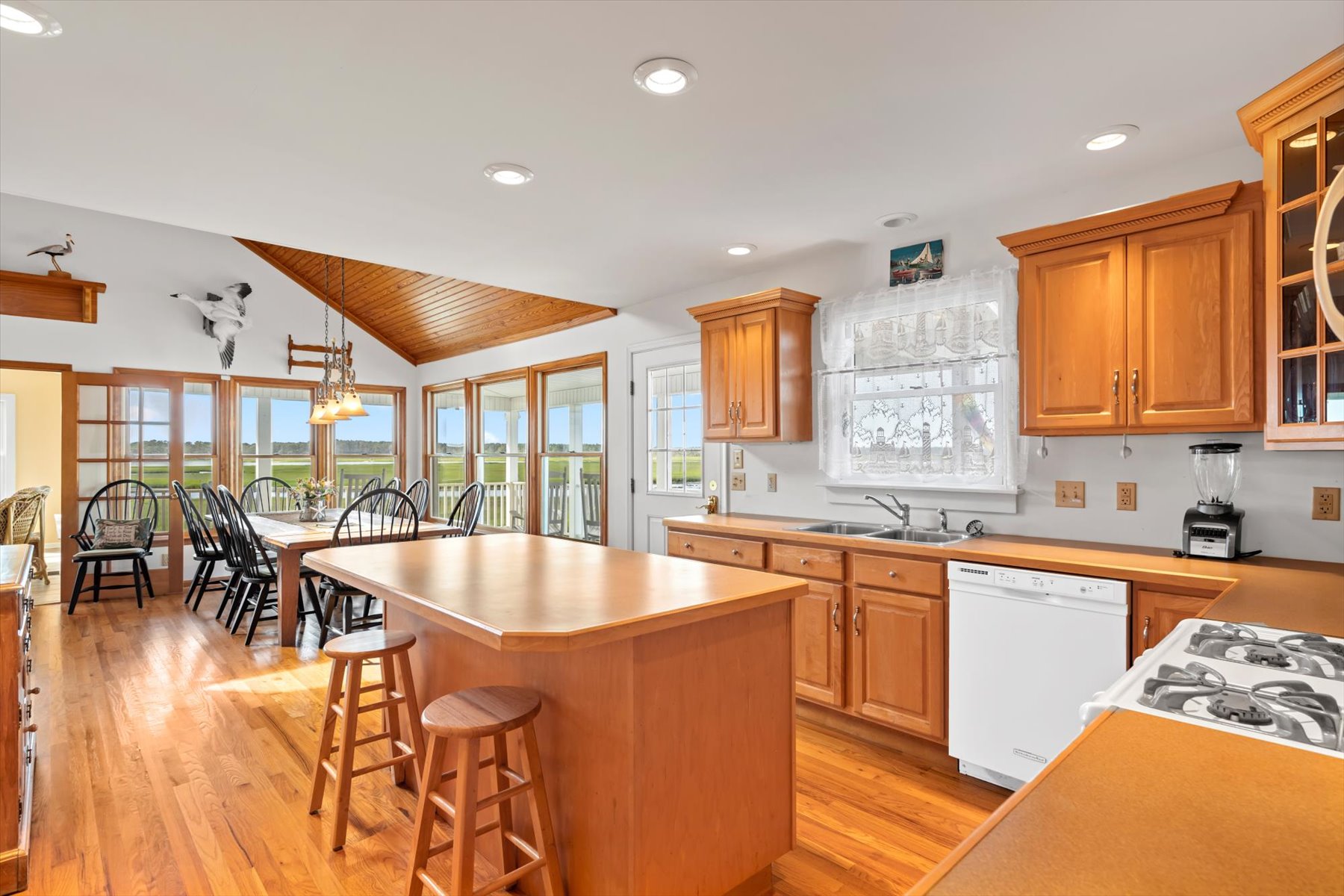 Grab a quick bite at the Breakfast Bar before hitting the Beach.