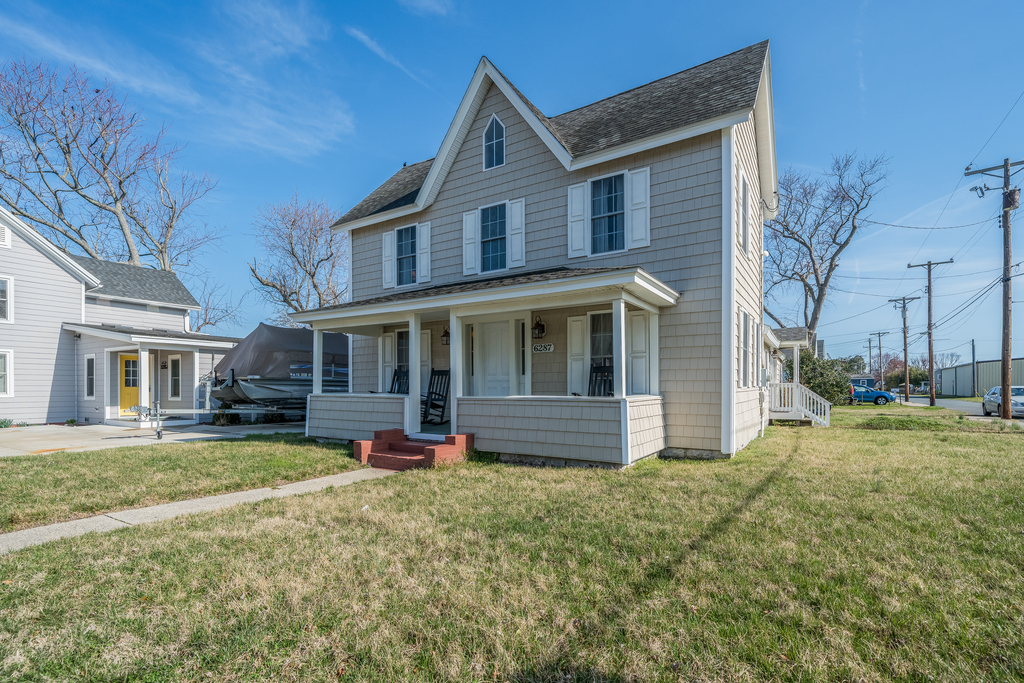 Bishop House is just steps from our famous Farmers Market, Historic Downtown Shops and Restaurants, and the Waterfront Park!