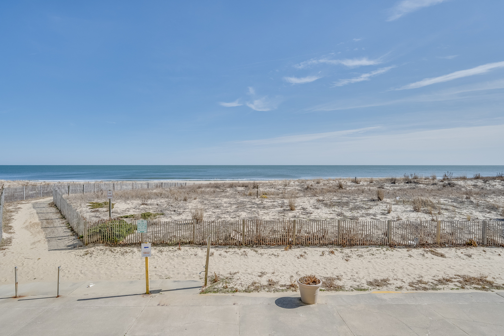 Let the Sea Set You Free while calling Sea Gate 104 your Home!