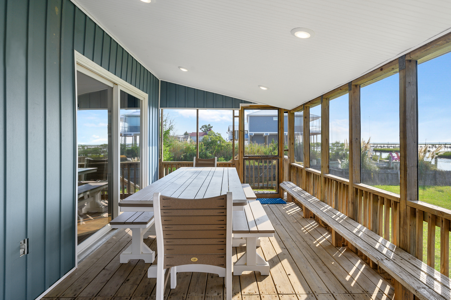 Or al-fresco on the huge Waterfront Screened Porch.