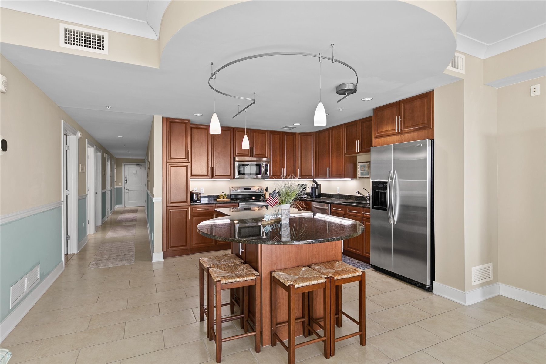 The large island makes this Kitchen easy to enjoy your quality family time.