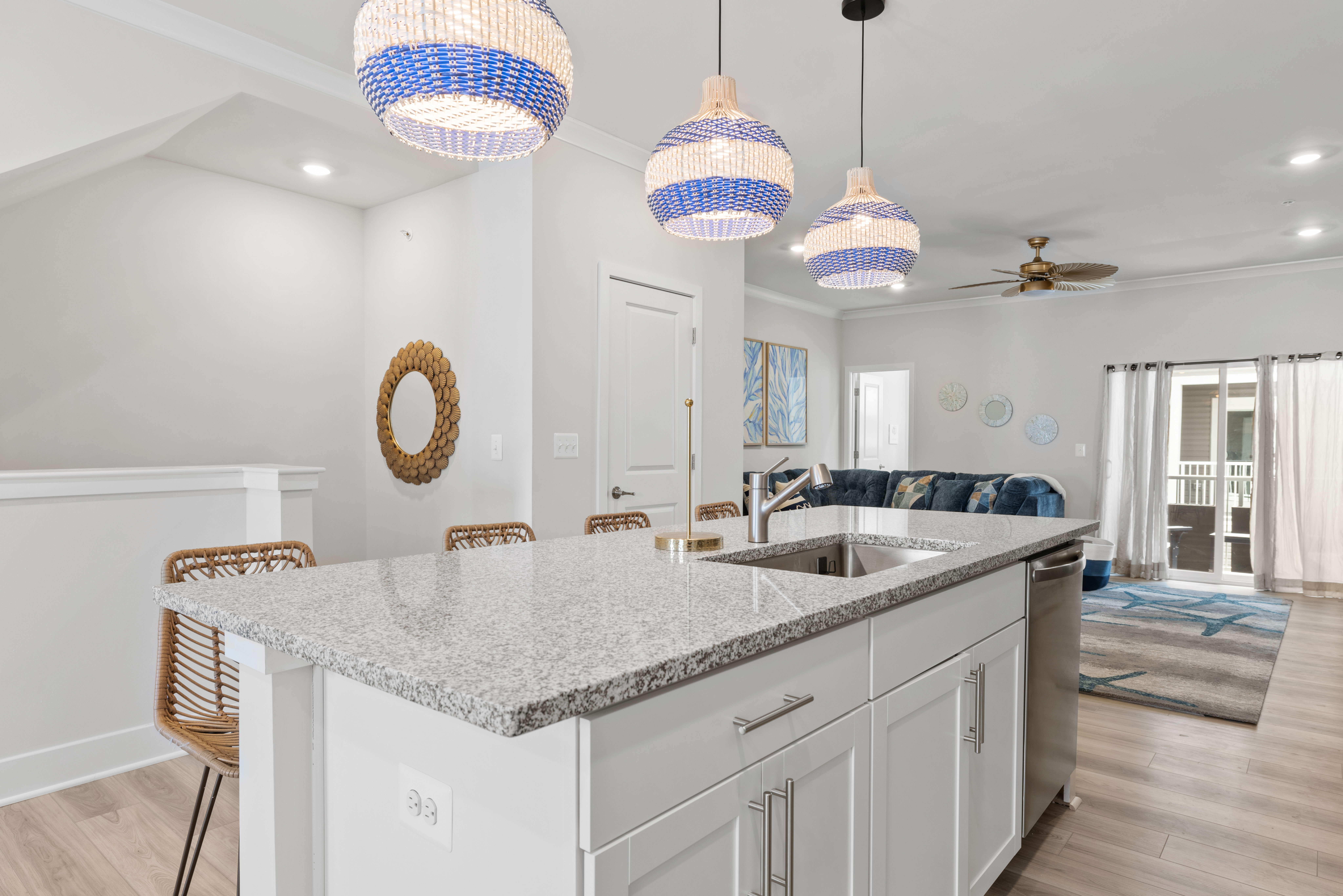 Spacious Kitchen island to prepare your meals or beach snacks.