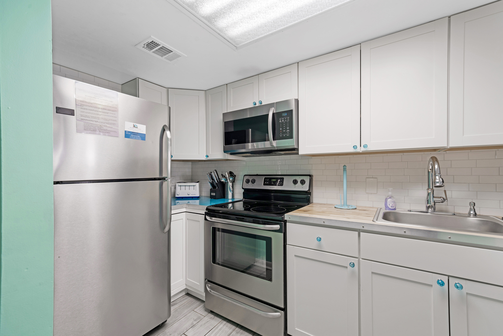 This full kitchen has everything you need to feel right at home!