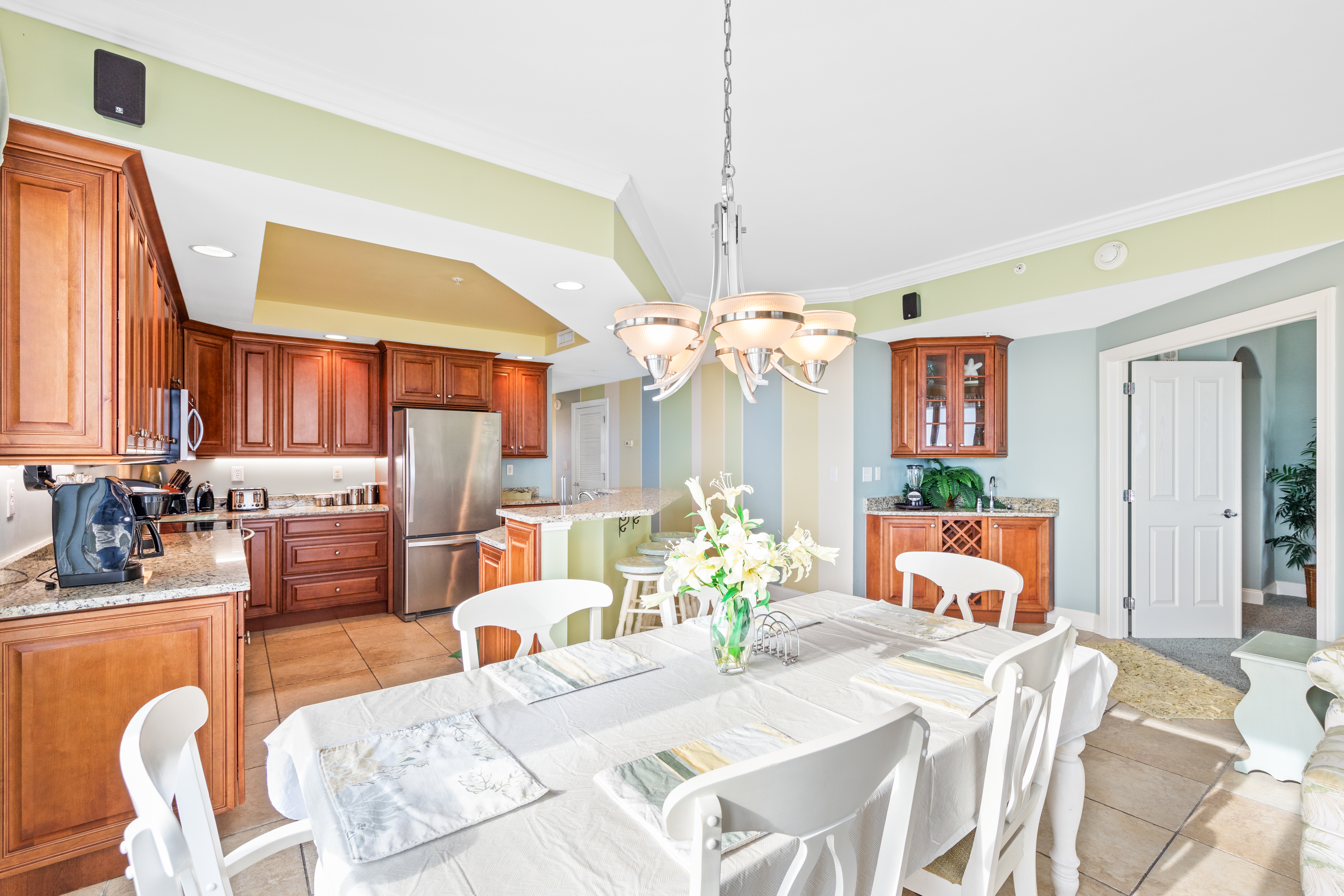 Seat up to 6 people at this gorgeous dining table.
