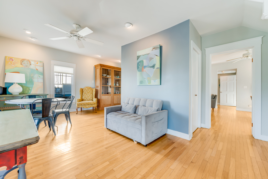 Walk to downtown Shops, Restaurant, and the Coffee Shop - right next door!