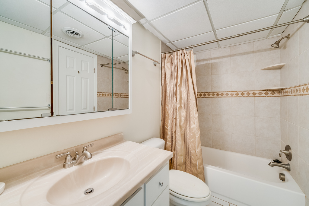 The Full Bath has a Shower/Tub Combo.