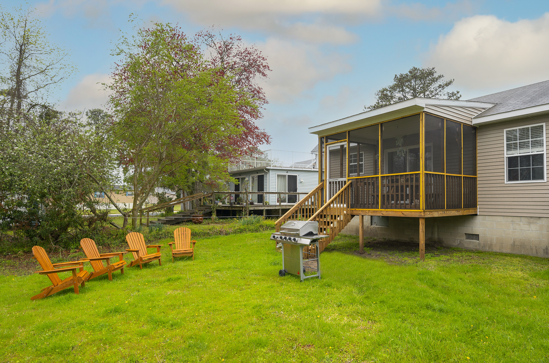 Grill some steaks and enjoy a cold one while listening to the Tree Frogs sing.