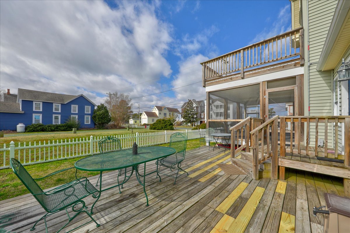 Dine Al Fresco on the Deck in the Fenced Yard.