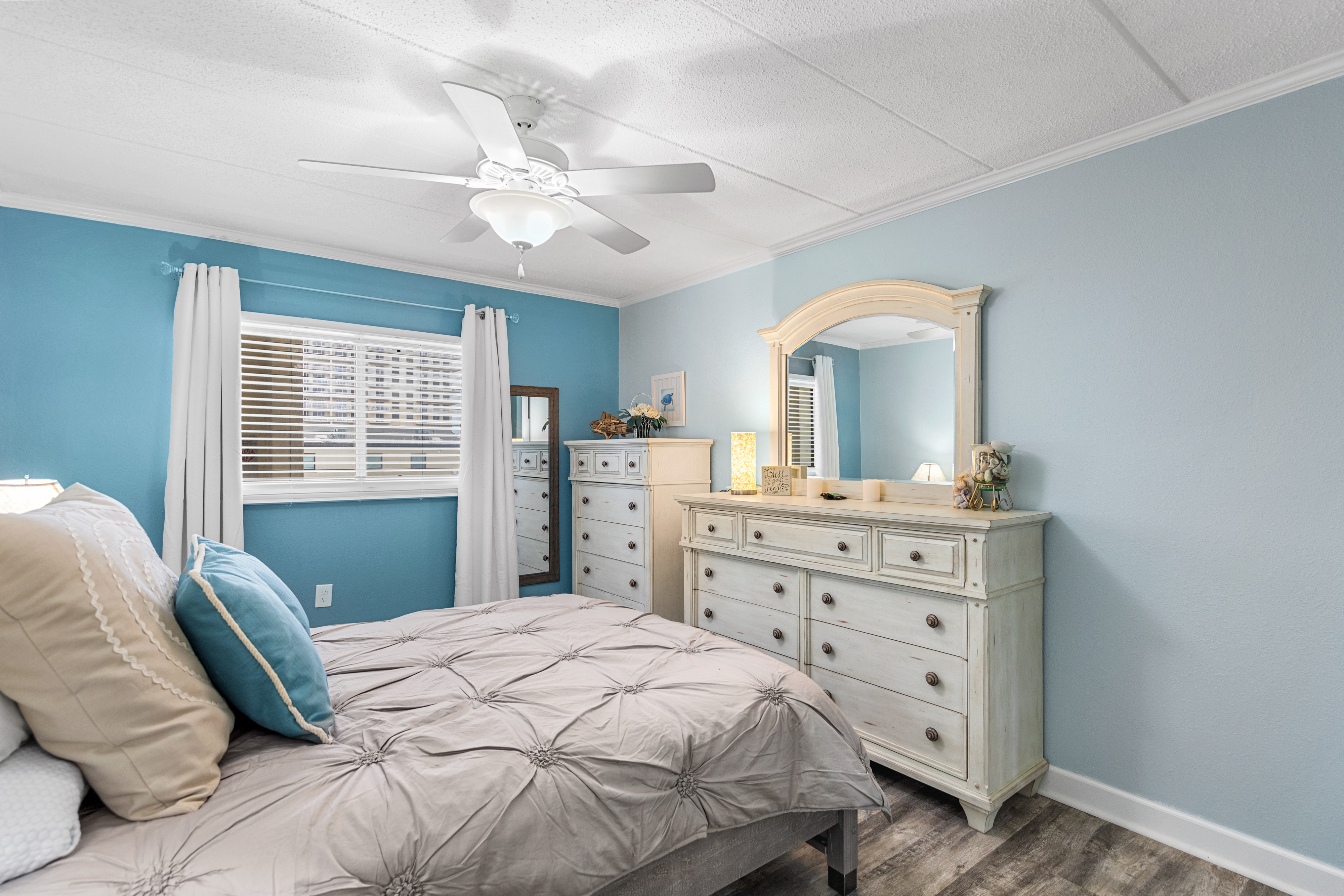 Plenty of drawer space for your belongings