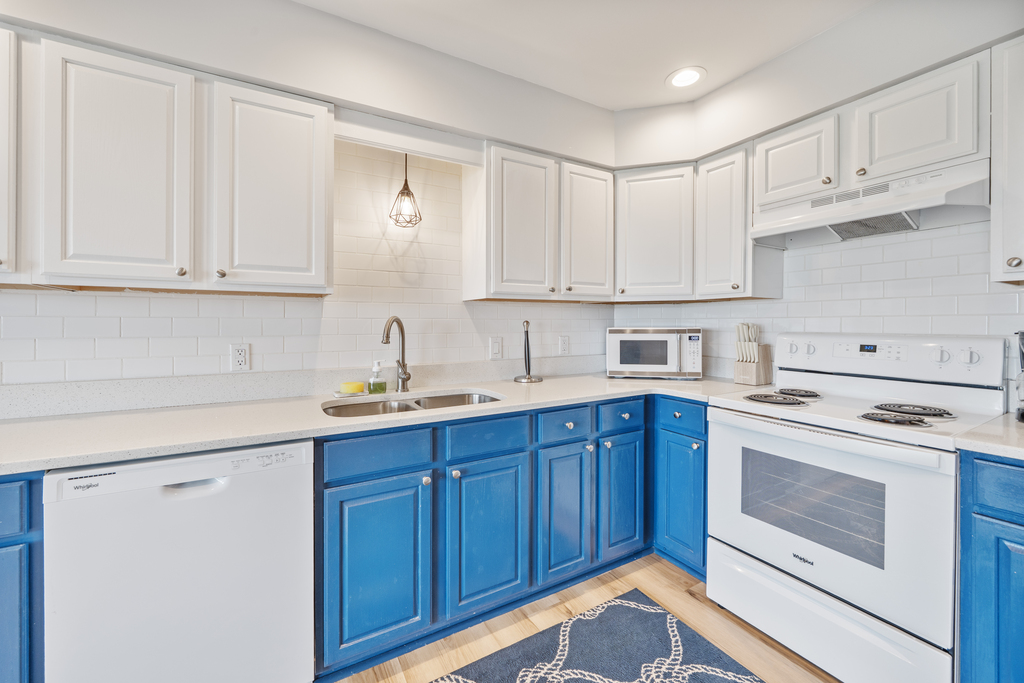 Plenty of storage and work space - no need to dine out everyday!