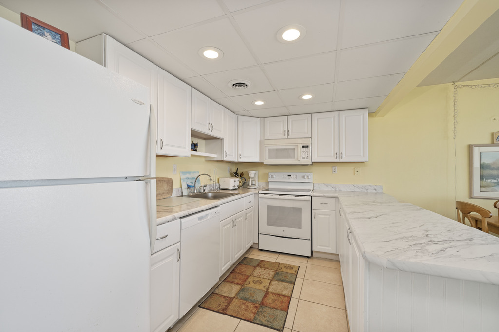 The Chef in your Family will adore the wide open - Fully-Equipped Kitchen!