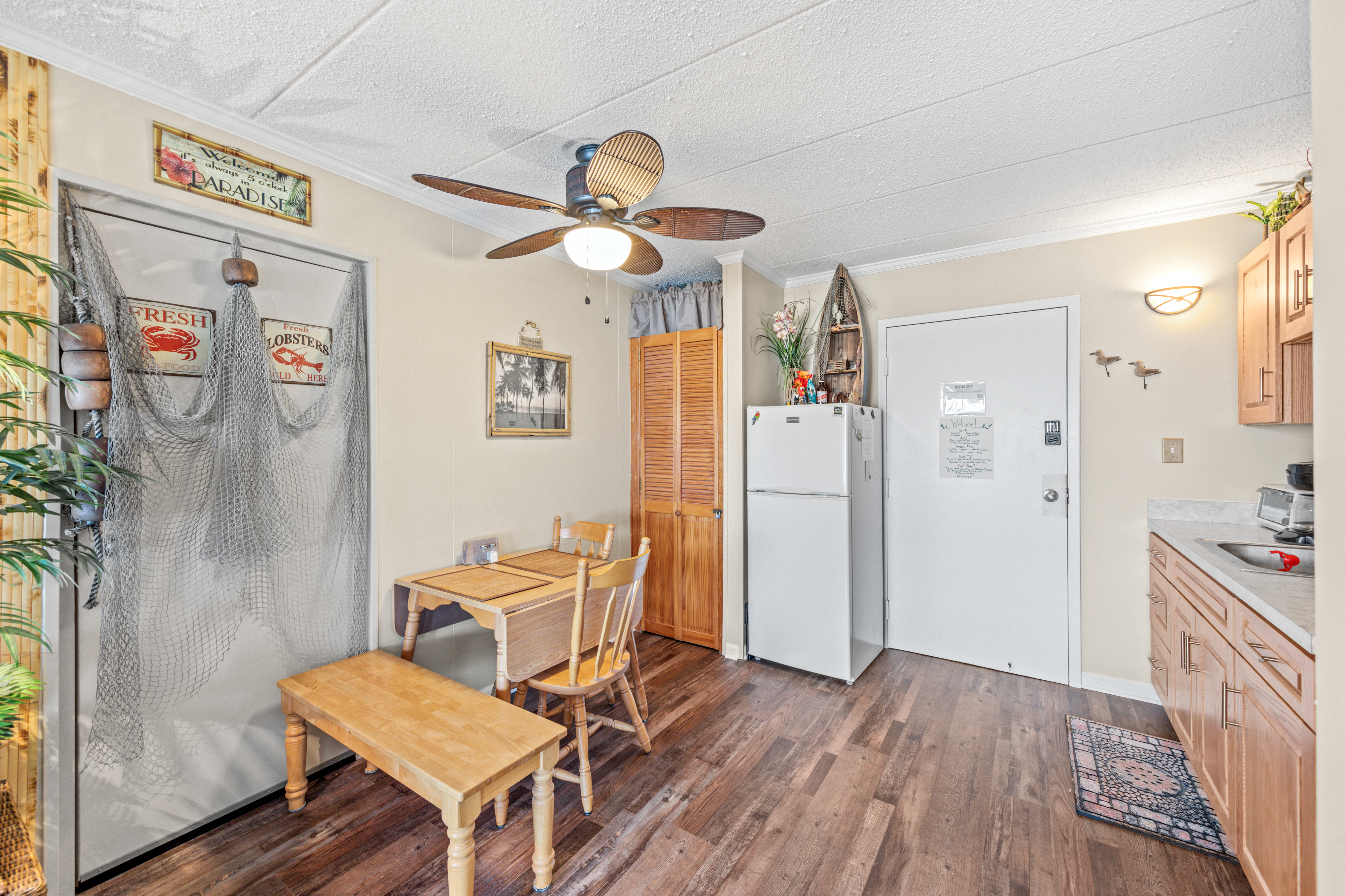 Grab a quick bite before hitting the beach!