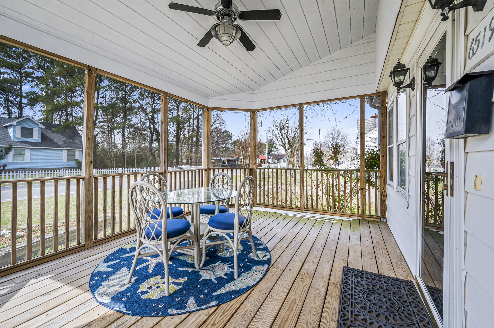 Dine Al-Fresco while listening to the Tree Frogs sing.