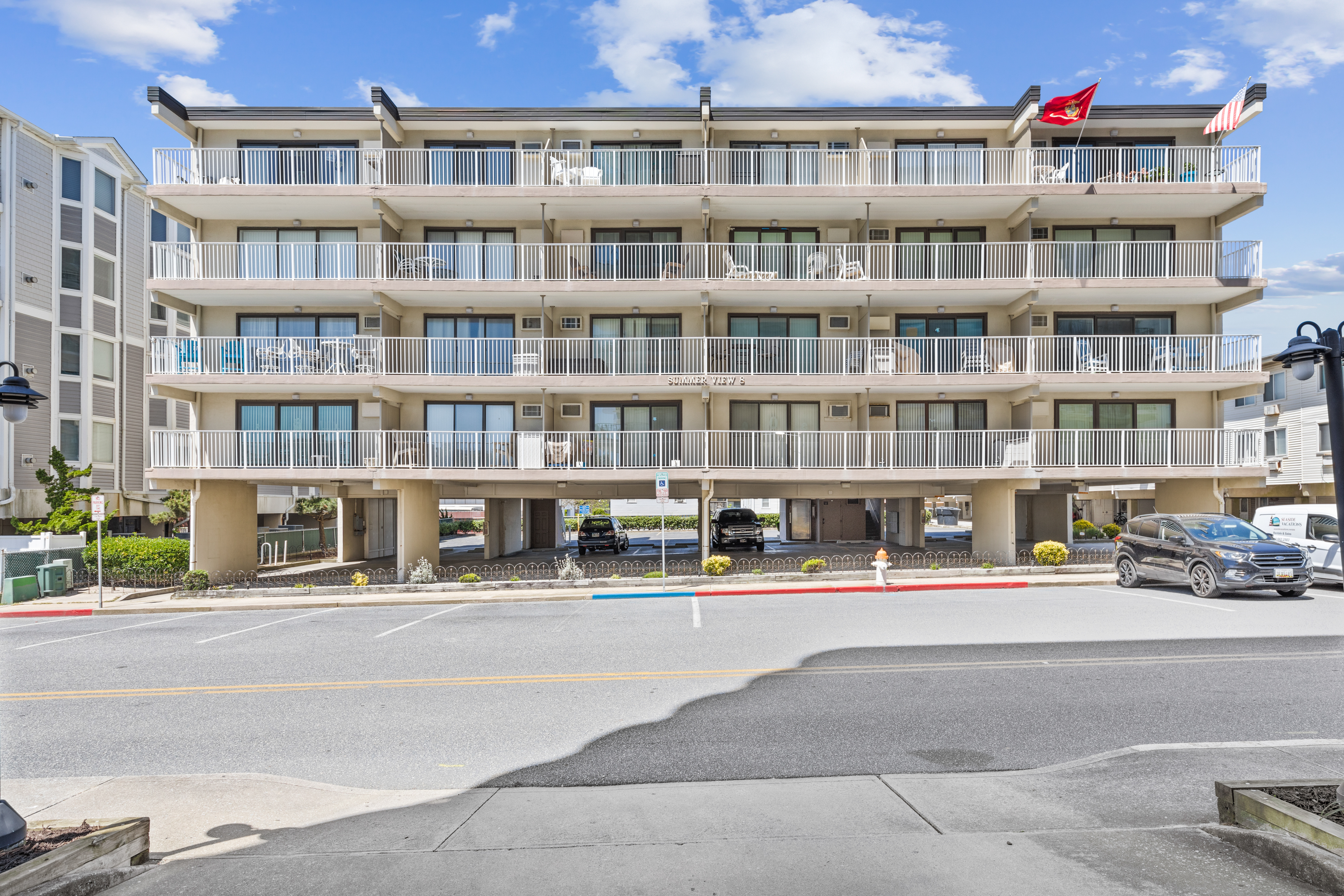 This lovely 2 bedroom/2 bath Ocean Block Condo has all the markings of a fabulous Beach Vacations!