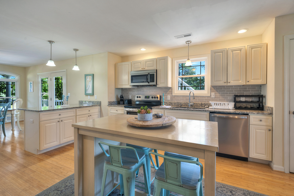 Cook in, or wander to many local restaurants nearby!