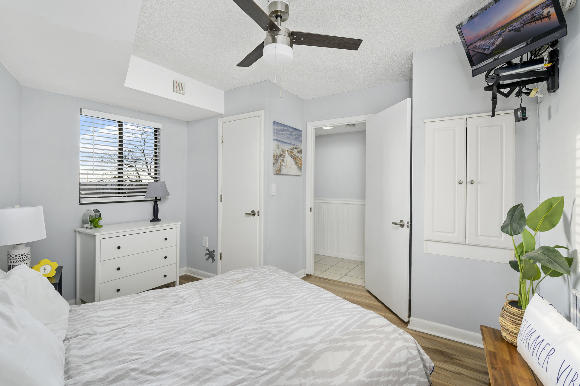 Sink into bed & enjoy the Flat Screen TV!