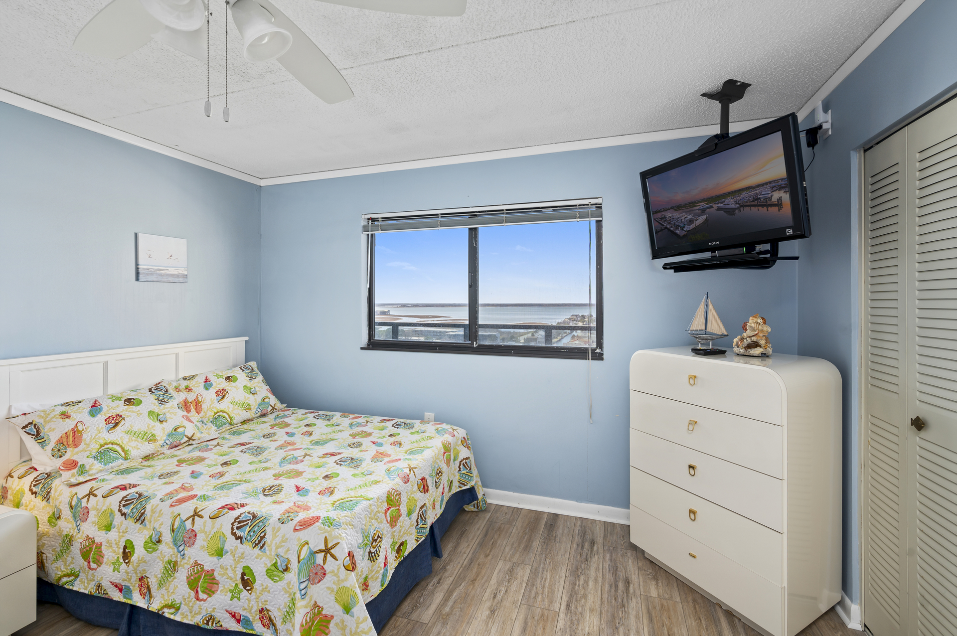 With 2 Queen Beds, Flat Screen TV and Beachy Decor!