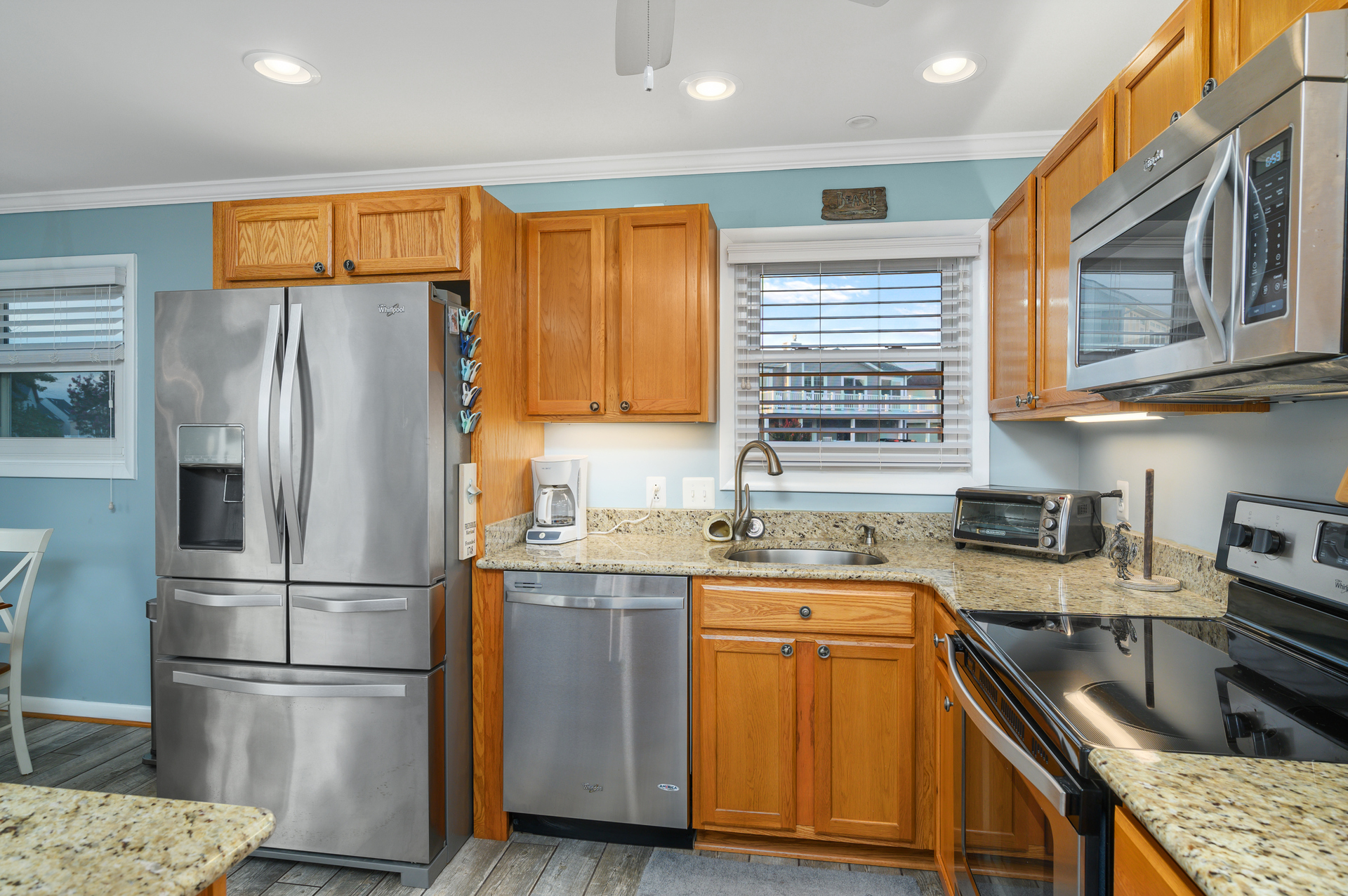 Home cooked meals will be a bay breeze in this well-stocked kitchen!