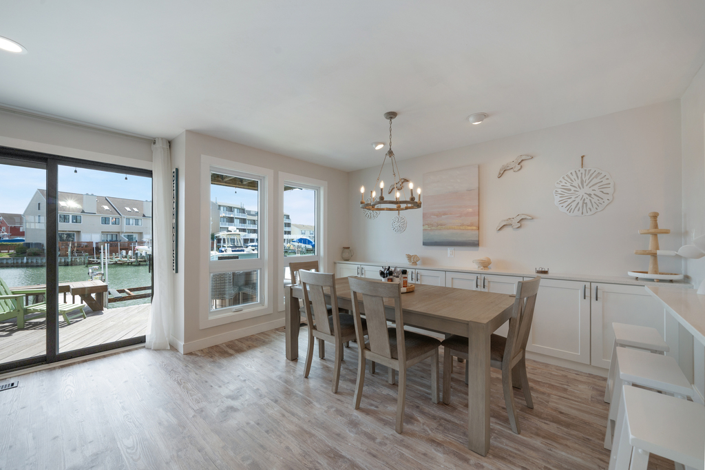 Enjoy meals while overlooking the Tranquil Bay!