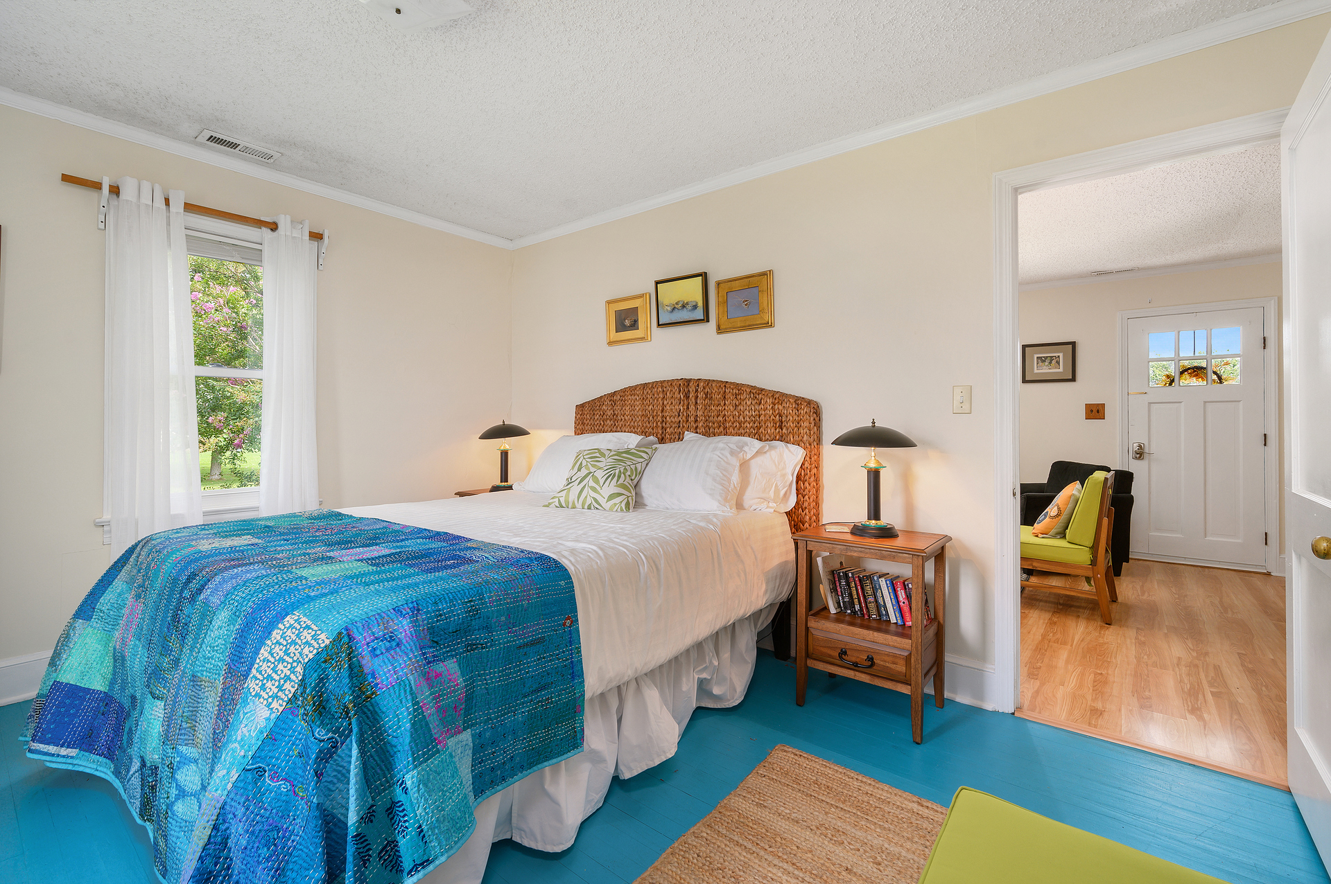 Lovely Master Bedroom with Queen Bed.