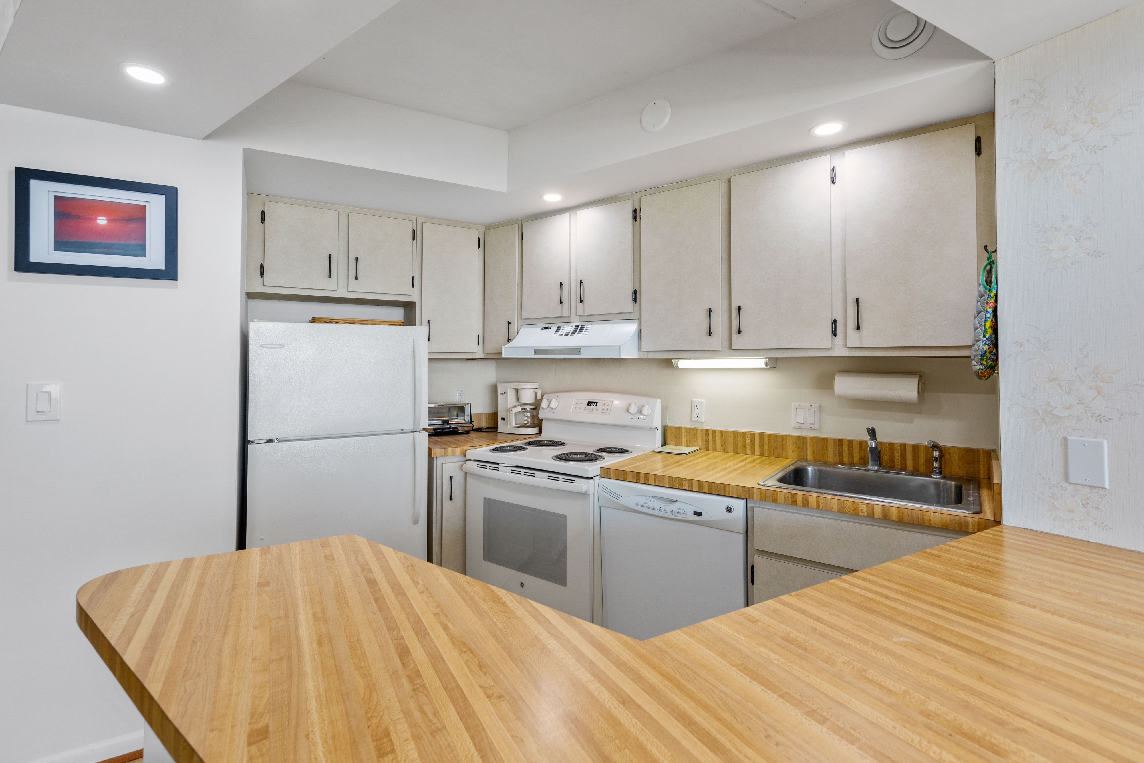 Belly up to the breakfast bar for a quick bite before hitting the surf.