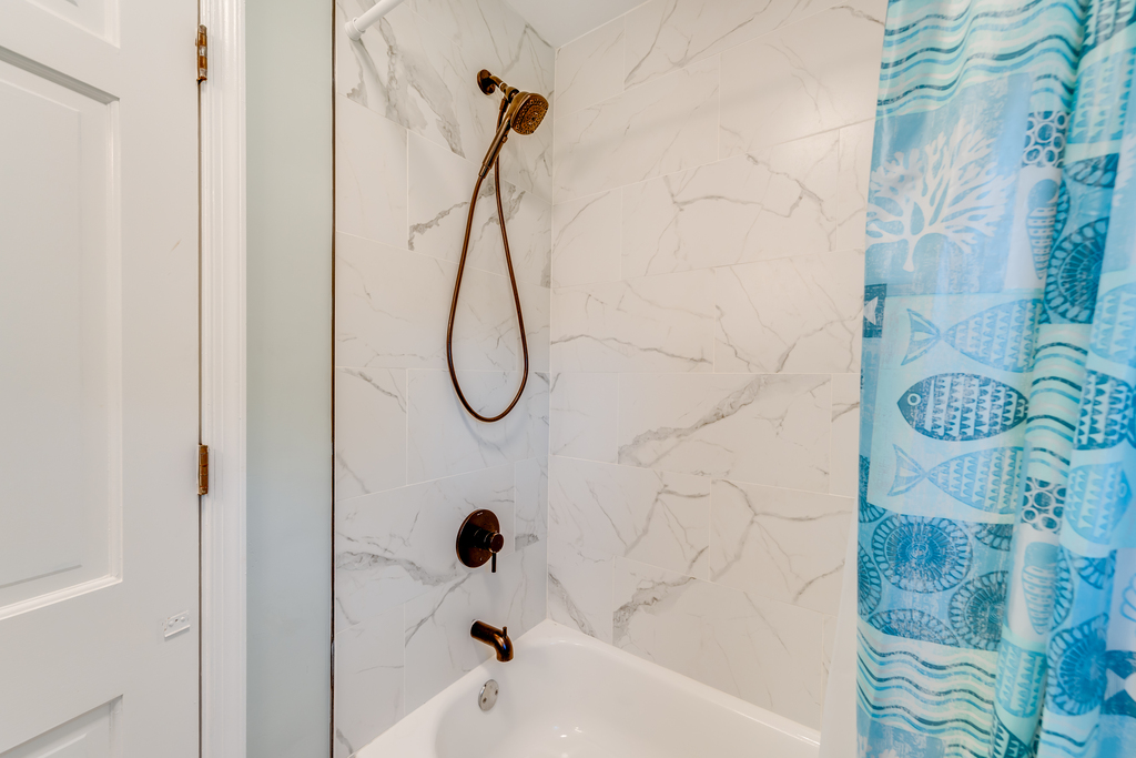 Full Bath 2 has a Tub/Shower Combo.