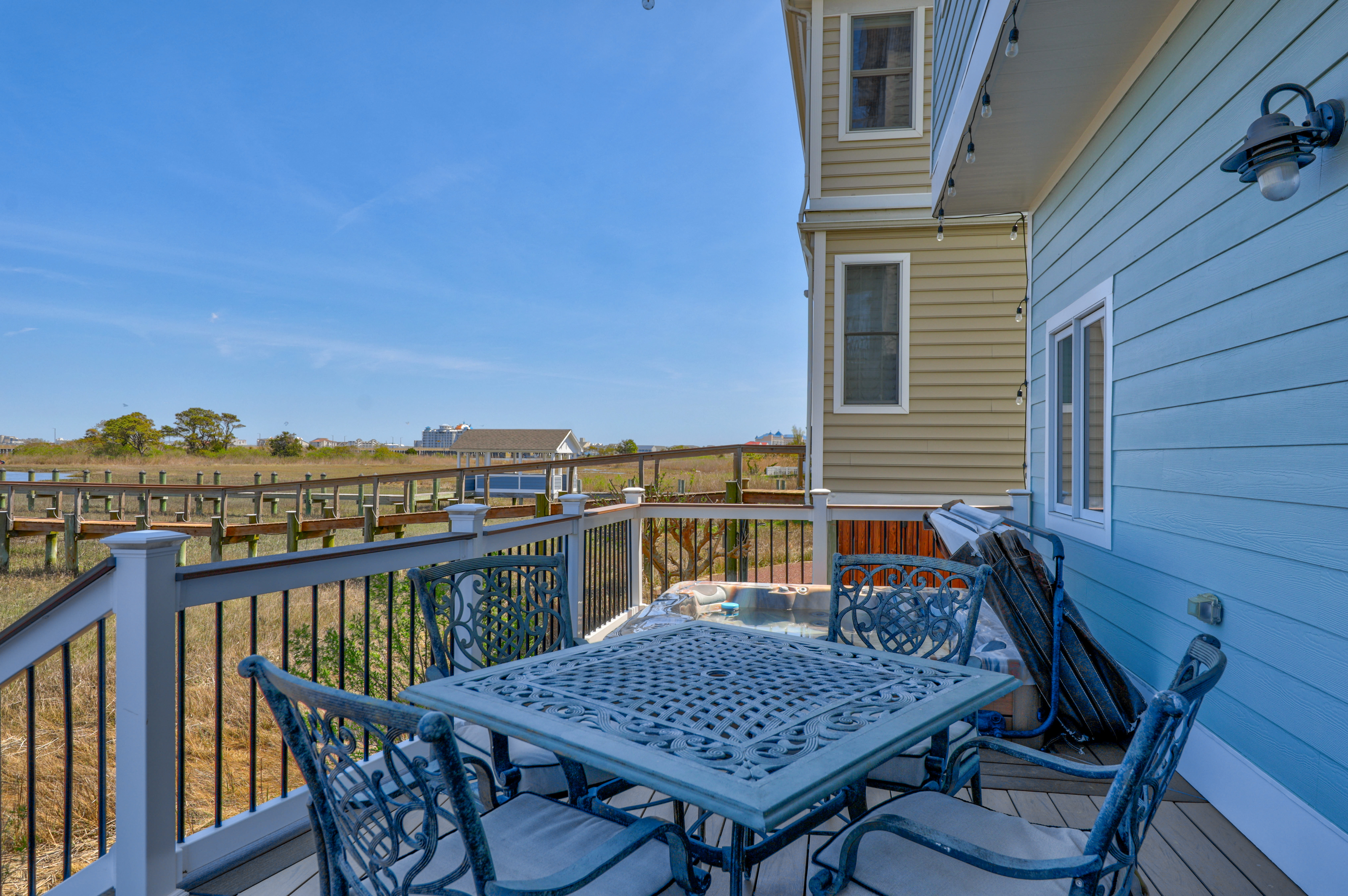 Gather with the Family and Dine outside on the private Deck!