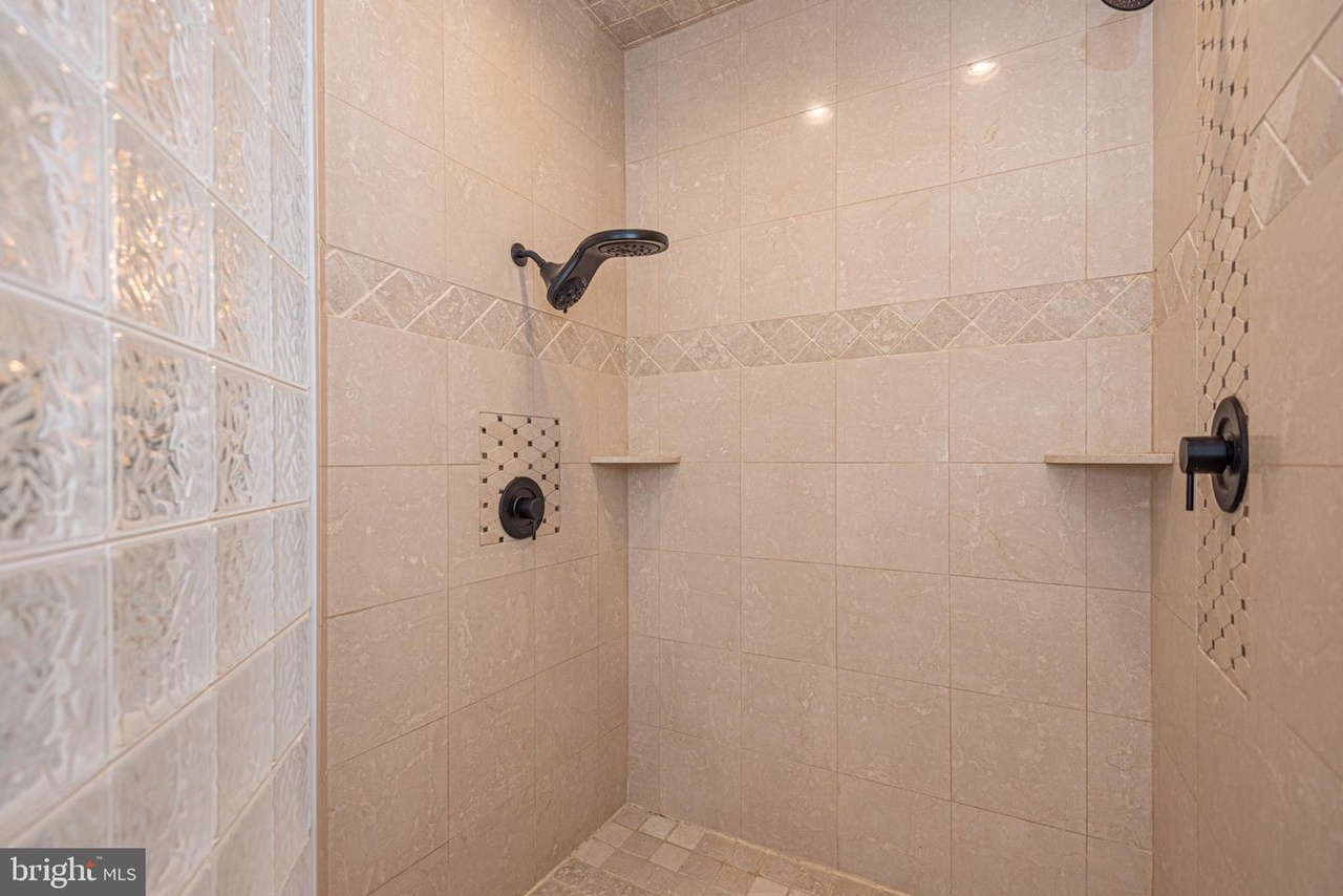 Spacious Walk In Shower with Dual Shower Heads!