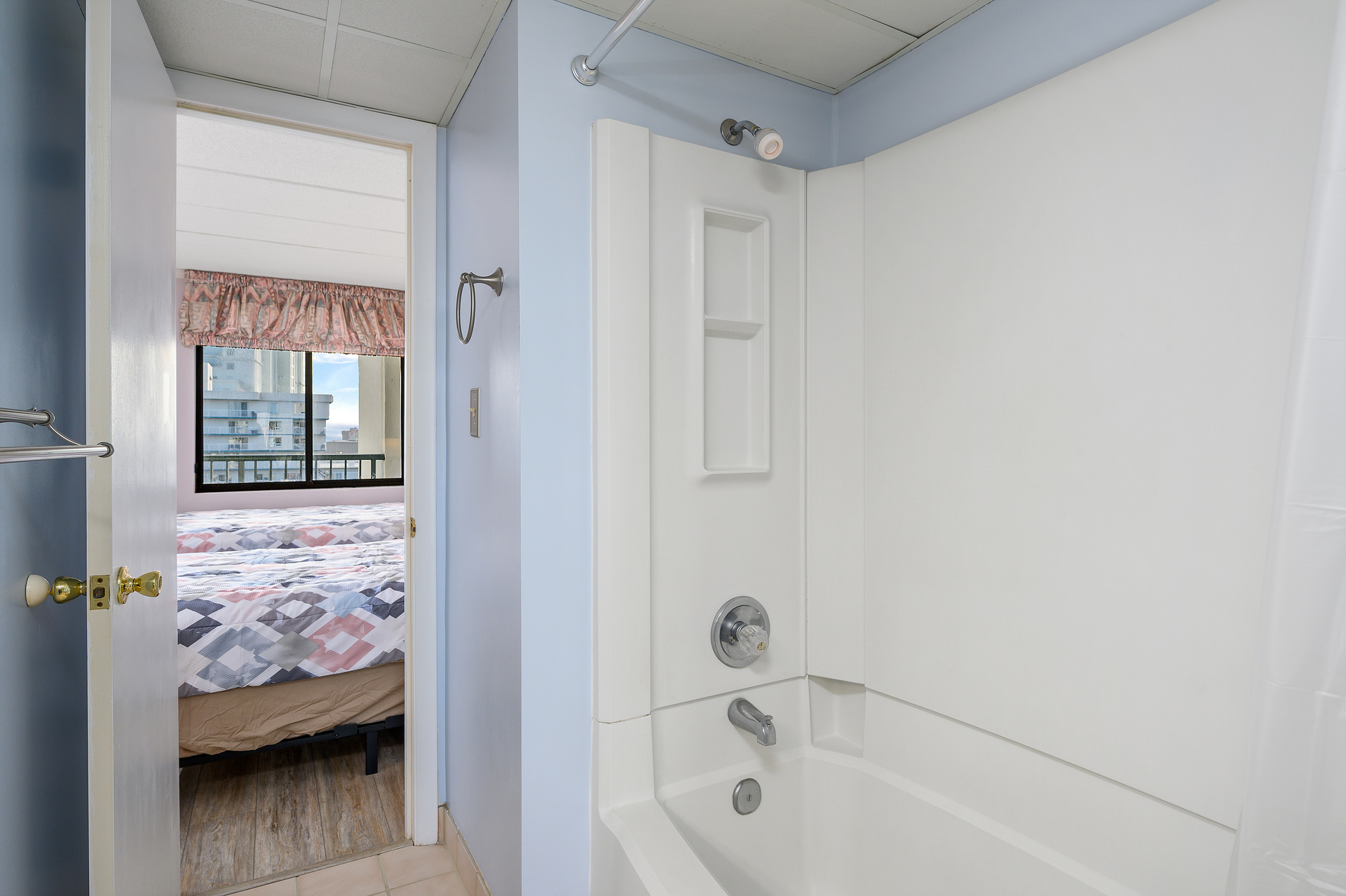 The shower/tub combo will feel refreshing after a long beach day.