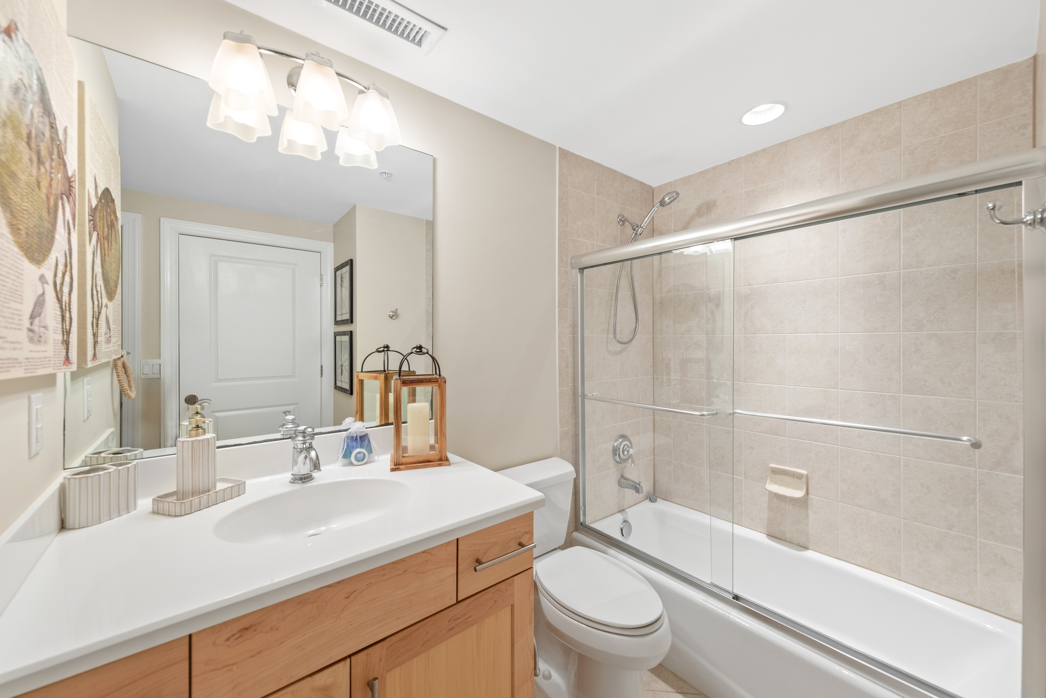 Full bath with a shower/tub combo.