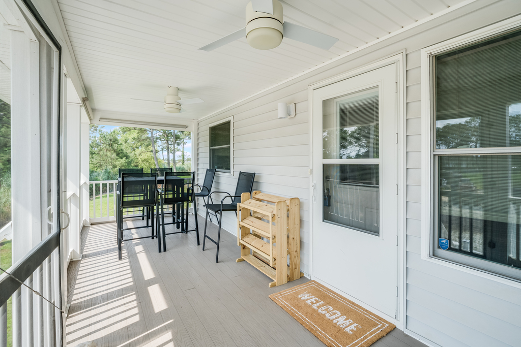 Dine al-fresco on the Screened Porch.