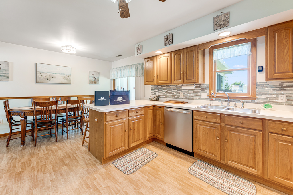 Grab a quick bite at the Breakfast Bar before hitting the Beach.