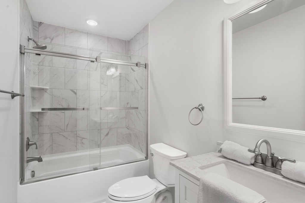 Newly renovated Full Bathroom with Tub/Shower Combo